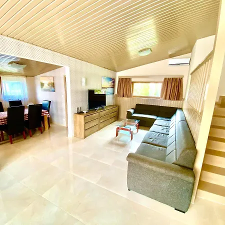 Case de vacanță 55 & Pool -